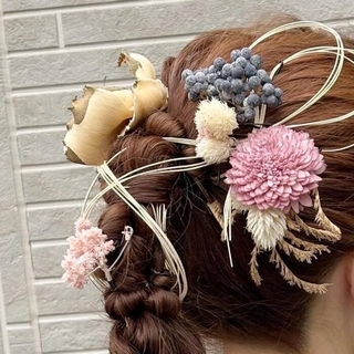姉が手がけた妹の成人式のヘアセット。ドライフラワーや水引で華やかに飾られている／uniさん（@momoel2023）提供