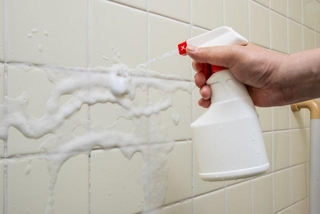 お風呂掃除でハイター使用後はお湯を使うべき？※画像はイメージです（洋 奥山/stock.adobe.com）