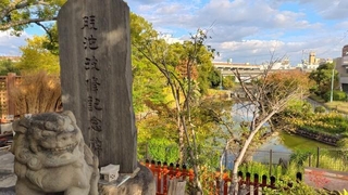 股ヶ池明神から桃ヶ池公園と池を臨む