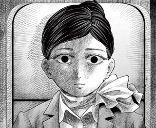 剛を凝視する不気味なキャビンアテンダント　(C)夜馬裕・外本ケンセイ／小学館