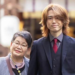 祖母と息子さんが並び、カメラを見つめる一枚／ペコさん（@peko.photoland）提供