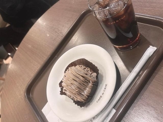 カフェで飲み物とお菓子を楽しもうとしたら…（莉亜さん提供）