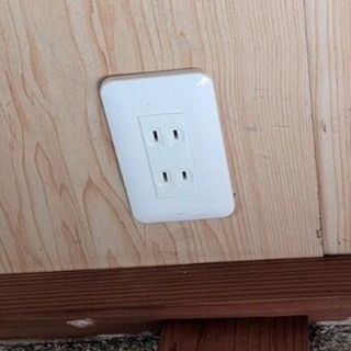 一見普通のコンセントですが…／リーゼント農家キノさん（@kinoko0214）提供