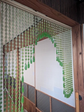 昔はよく見かけたこのカーテン…果たしてどんなメリットがあるのでしょうか？（キノさん提供）