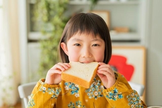 朝食のパンは美味しい※画像はイメージです。（One/stock.adobe.com/）