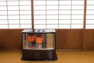 アウトドアブームや最強寒波の影響などで人気の石油ストーブ※画像はイメージです（varts/stock.adobe.com）