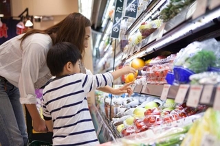 4人世帯が支払う食品消費税は年間「約5.4万円」　※画像はイメージです（Monet/stock.adobe.com）