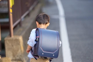 リメイクするか、寄付するか、処分するか…選択は家庭ごとに違う（photoACより「ACworks」さん撮影、イメージ画像）