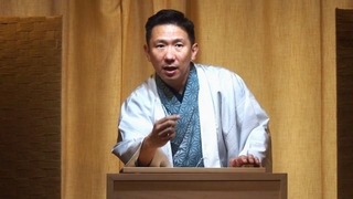 寄席小屋「猫も杓子も」で熱演する露の新幸さん