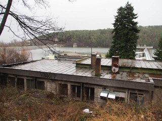 バス停から湖が見られた