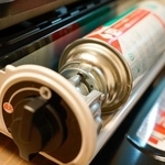 カセットボンベはカセットこんろから取り外しておこう※画像はイメージです（崇正 魚谷/stock.adobe.com）