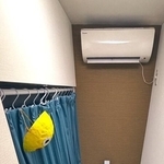 布団がほぼ占める1.5畳の部屋／無職7年目さん（@nojob_zz）提供