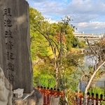 股ヶ池明神から桃ヶ池公園と池を臨む