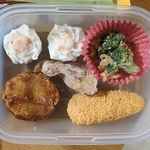 冷凍食品をタッパーに並べただけの第1号の弁当／Yuji Nodaさん（@yuuuuuzi）提供