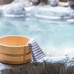 露天風呂に入っていたら……見ていた！？（kai/stock.adobe.com）