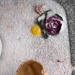 霜におおわれた花手水、水をかけると……「天然のアート」「透明感が凄すぎ」