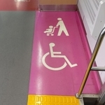 電車内の車椅子、ベビーカースペース（photoACより「schun」さん撮影、イメージ画像）