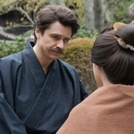 トキ（髙石あかり）に問われ、熊本に行く理由を「マツエ、サムイ」とだけ語るヘブン（トミー・バストウ）　(C)NHK