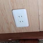 一見普通のコンセントですが…／リーゼント農家キノさん（@kinoko0214）提供