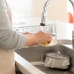 冬の食器洗い「お湯を使う」約8割→手の乾燥を招く原因は優しいお湯の温度　では、適正温度は？