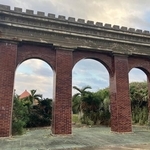 珍スポット、マニアの間で有名な1億円の墓の凱旋門ゲート