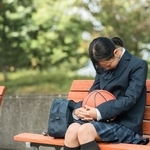 バスケットボールを持って悩む女子中学生※画像はイメージです（buritora/stock.adobe.com）