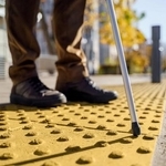 本屋の前で見つけた点字ブロック……違和感を覚えて、よく見てみたら！　偶然にビックリ「本当だ」「主張がでかい」