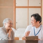 78歳・要介護3の母が「自宅で過ごしたい」→娘52歳「看取りたい、でも……」　年金15万円で暮らしていけますか？【社会福祉士が解説】