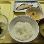 日本だと……筆者が去年入院した際の病院食（夕食）はこんな感じでした。