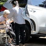 デート中に母から10回電話で破局…認知症の母65歳を支える41歳女性　介護生活と婚活、どうすれば両立できる【社会福祉士解説】