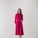 佳子さま“ヘビロテ”　色違いでそろえた2枚のワンピース　神戸のメーカー、着こなしに「感激」…愛される理由を聞いた