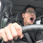 車を運転中に物が2重に見えてしまう…　※画像はイメージです（NEOヤジ1970/photoAC）