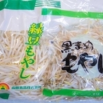 スーパーでよく見かける緑豆もやしと、ブラックマッペを使った黒まめもやし。