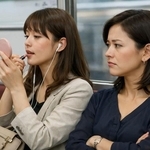 電車内で本気メイク…揺れた拍子にマスカラがべったり！これって慰謝料請求できる？【弁護士が解説】