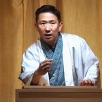 寄席小屋「猫も杓子も」で熱演する露の新幸さん