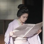 新聞からヘブンの執筆の題材を探すトキ（髙石あかり）　(C)NHK