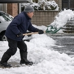ルール無視で道路に雪をまき散らす隣人　※この画像はAdobe Fireflyで作成したイメージです