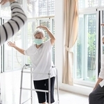 老人ホームでラジオ体操をする利用者※画像はイメージです （Satjawat/stock.adobe.com）