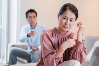 更年期症状が理解されなくてつらい...※画像はイメージです。（maroke/stock.adobe.com/）