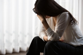 頭を抱え悩んでいる女性※画像はイメージです（kei907/stock.adobe.com）