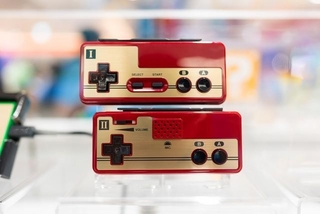 ファミコンのコントローラー(yu_photo/stock.adobe.com)