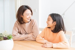 日本の保護者は「身近な人間関係」を重視する傾向　※画像はイメージです（miya227/stock.adobe.com）
