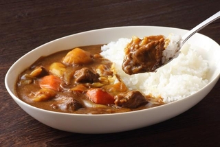 カレーのご飯の位置は右？左？　※写真はイメージ（taa22/stock.adobe.com）