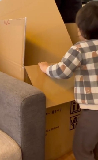 大きな段ボール箱を前にワクワクが隠せない様子の息子／まなみさん（@met_manami）提供