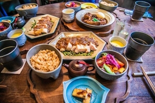 テーブルいっぱいに並んだ台湾の食事　※画像はイメージです（keiichi:stock.adobe.com）