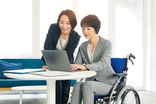 企業が採用している障がい種別は「身体障がい」が半数超え　※画像はイメージです（metamorworks/stock.adobe.com）