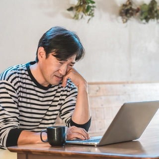 eラーニングを家でやったら賃金って発生するの？　※画像はイメージです（FineGraphics/photoAC）