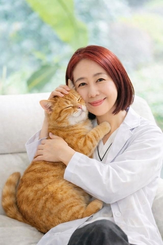 愛猫をだっこするDr.Kittyさん（Dr.Kittyさん提供）