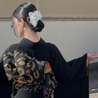 黒紋付振袖の後ろ姿。帯と小物で印象を変えながら着続けてきた一着／小倉久兵衛さん（@tutayakyubei）提供＝画像をトリミングしています