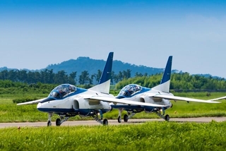 展示飛行タキシングする曲技飛行隊ブルーインパルス（masahiro/stock.adobe.com）